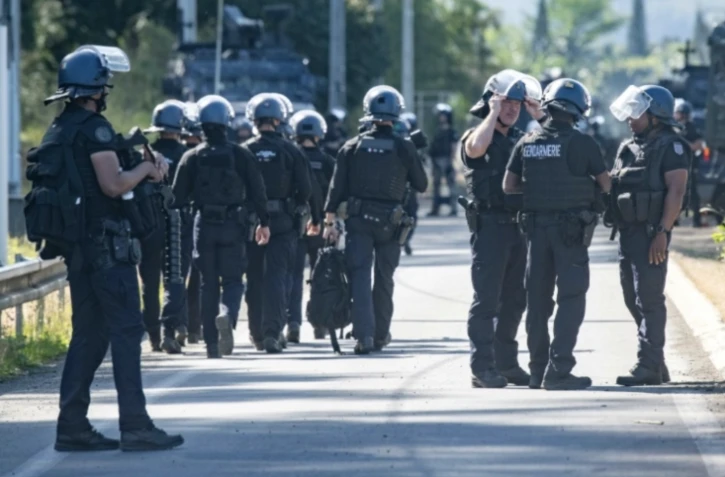 Des gendarmes bloquent une route à Mont Dore, commune de la banlieue sud de Nouméa, le 19 septembre 2024 en Nouvelle-Calédonie ( AFP / Delphine MAYEUR )