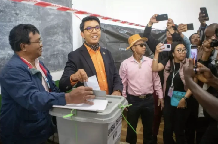 Le président sortant Andry Rajoelina (c) vote au premier tour de la présidentielle, le 16 novembre 2023 à Antananarivo, à Madagascar ( AFP / MAMYRAEL )