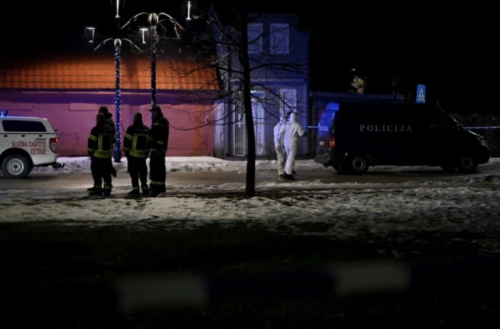 La police et la protection civile bouclent le lieu de la fusillade meurtrière à Bajice, près de Cetinje dans le sud du Monténégro, le 1er janvier 2025 