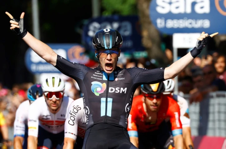 L'Italien Alberto Dainese remporte au sprint la 11e étape du Giro, le 18 mai 2022 à Reggio Emilia 