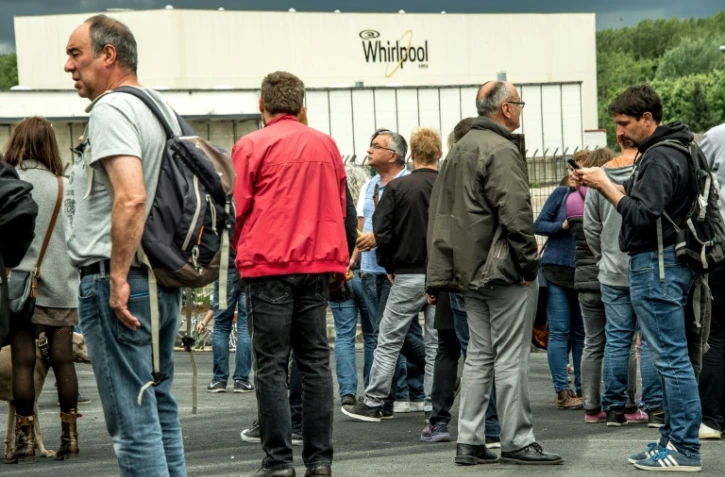 Manifestants devant l'usine Whirlpool d'Amiens dans le nord de la France, le 14 mai 2017