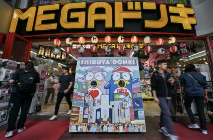 L'entrée d'un magasin du détaillant discount japonais Don Quijote, dans le quartier de Shibuya à Tokyo, le 21 avril 2025 ( AFP / Richard A. Brooks )