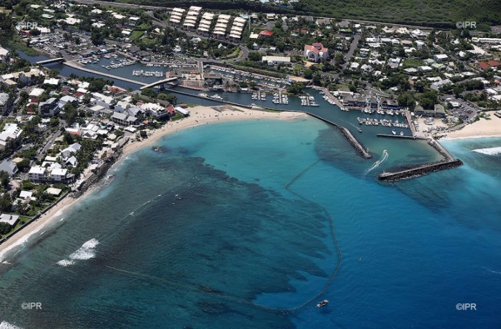 1ère compétition de surf aux Roches Noires 