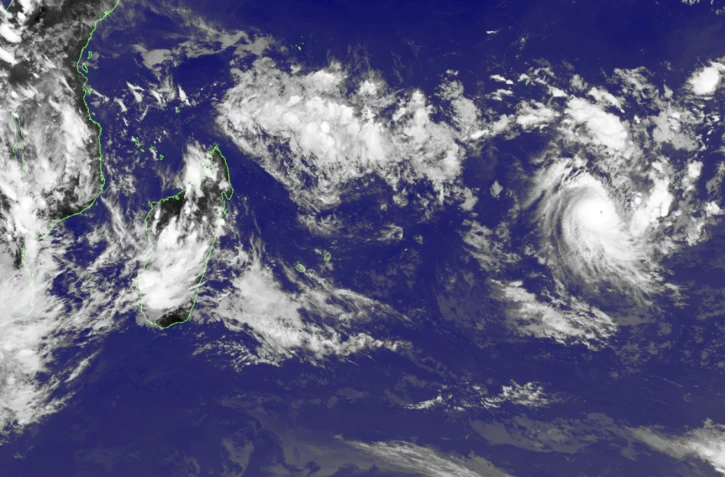 Le cyclone tropical intense Dudzai évolue à 2.370 km de La Réunion et commence à s'affaiblir