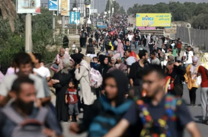 Des Palestiniens fuient à pied vers le sud de la bande de Gaza pour échapper aux frappes israéliennes, le 8 novembre 2023 ( AFP / Mohammed ABED )