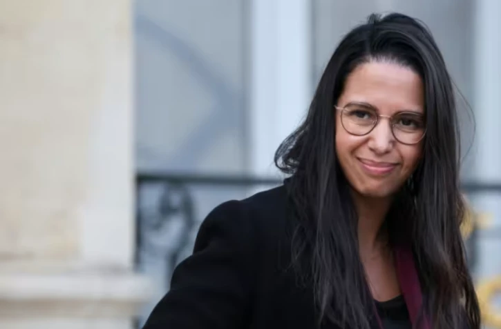 La ministre des Outre-mer, Naïma Moutchou à sa sortie de l'Elysée le 22 octobre 2025. ( AFP / Ludovic MARIN )