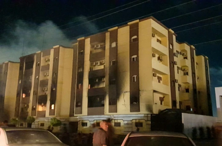 De la fumée s'échappe du siège du Parlement à Tobrouk en Libye, après son attaque par des manifestants, le 2 juillet 2022