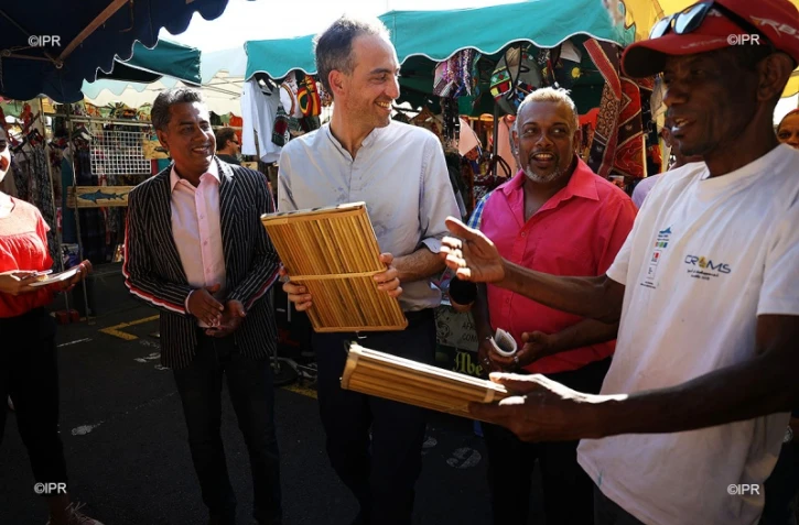 Raphaël Glucksmann arrive à l'aéroport Roland Garros