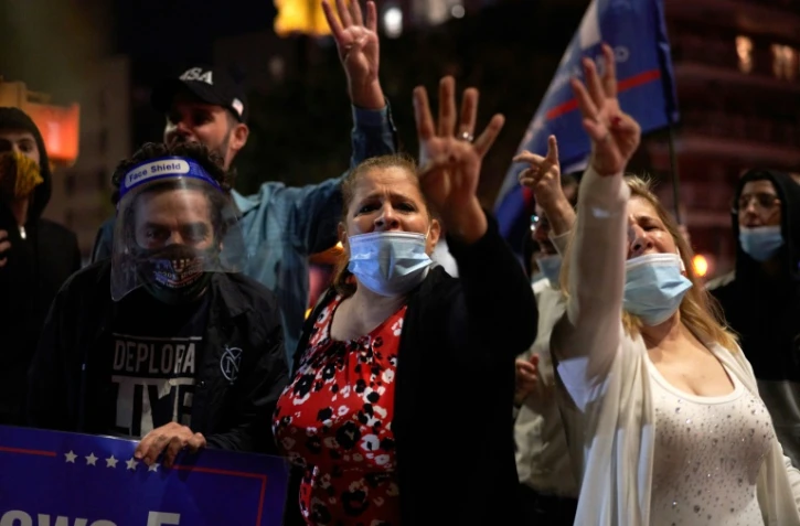 Des partisans du président américain Donald Trump manifestent contre la fermeture de commerces et le reconfinement dans un quartier de New York (Etats-Unis), le 8 octobre 2020