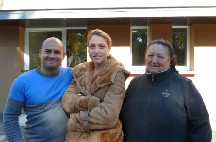 De gauche à droite, Tony Debarre, Johanna Pietri et Marie Winterstein figurent parmi les premiers habitants de la "Résidence de la solidarité" à Saint-Thibault-des-Vignes (Seine-et-Marne), le 1er octobre 2015