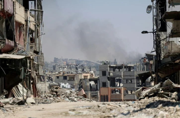 De la fumée s'élève au-dessus d'un secteur visé par un bombardement israélien dans le quartier de Choujaiya, dans l'est de Gaza-ville, le 28 juin 2024, sur fond de guerre dans la bande de Gaza entre Israël et le mouvement islamiste palestinien Hamas