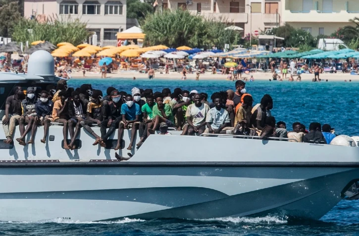 Des migrants sur un bateau des autorités italiennes dans le port de Lampedusa, le 15 septembre 2023