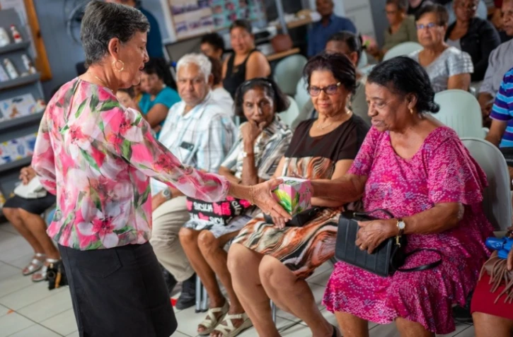 Le Port : une remise de cadeau aux personnes agées 