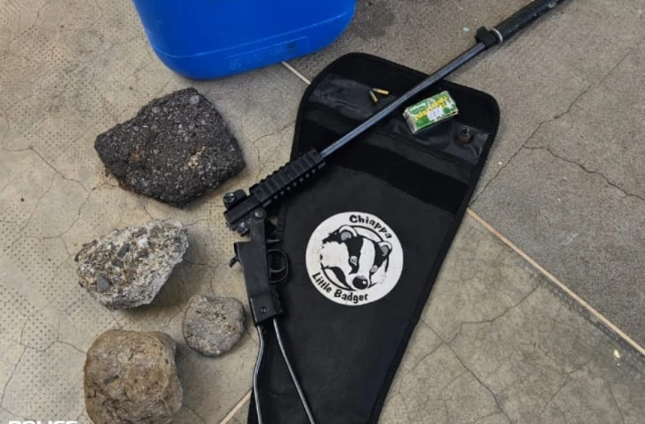 Le Port : un bidon d'essence, des pierres, des bouteilles en verre et un fusil découverts par la police