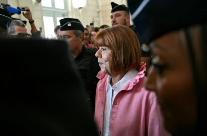 Gisèle Pelicot quitte le palais de justice de Nîmes après le procès en appel de l'affaire des viols de Mazan, le 9 octobre 2025 ( AFP / Christophe Simon )
