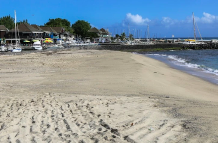 Travaux de dragage plage des Roches Noires 