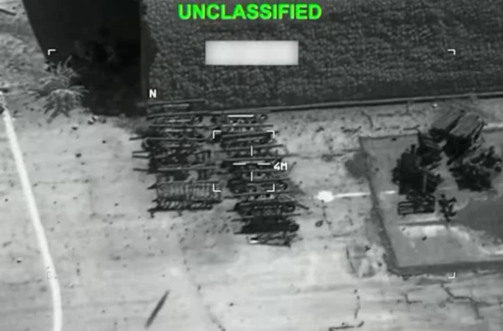 Cette capture d'écran prise le 22 juillet 2026 depuis une vidéo fournie par le Central Command (CENTCOM) américain le 21 juillet 2026 montre les Etats-Unis lançant des frappes de précision sur des cibles militaires iraniennes, selon l'armée. ( US Central Command (CENTCOM) / - )