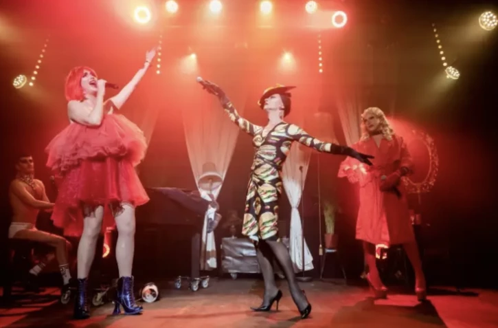 (g-d) Les artistes Charly Voodoo, Odile de Mainville, Lola Dragoness Von Flame et Diamanda Callas sur la scène du cabaret "Madame Arthur", le 25 mai 2023 à Paris ( AFP / BERTRAND GUAY )