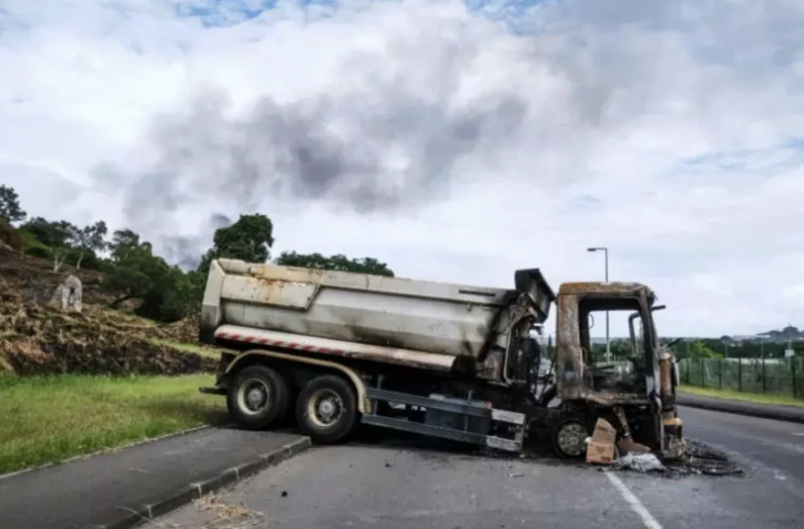 Un camion servant de barricade sur la route à Nouméa, le 21 mai 2024 en Nouvelle-Calédonie ( AFP / Theo Rouby )