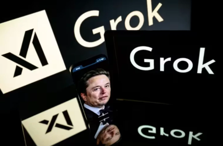 Ecrans affichant le logo de Grok, un chatbot d'IA générative développé par la société américaine xAI, et son fondateur, Elon Musk, le 13 janvier 2025 à Toulouse ( AFP / Lionel BONAVENTURE )