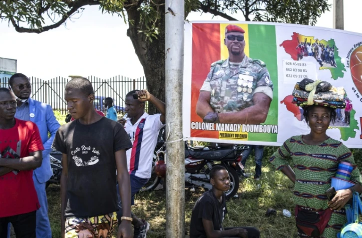 Des supporters de la junte au pouvoir, devant le Palais du peuple de Conakry le 11 septembre 2021