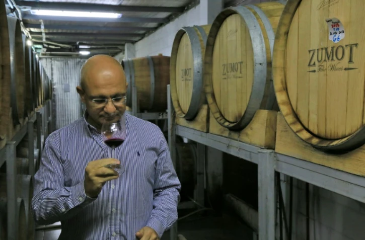 Omar Zumot, viticulteur jordanien, goûte un vin dans son chai Saint George à Zahab, le 5 novembre 2018 en Jordanie