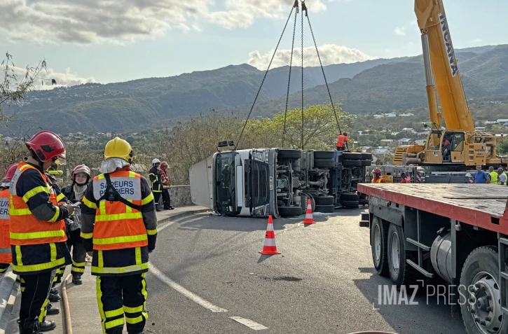 Poids-lourd renversé à la Possession