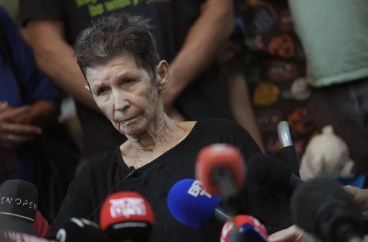 Yocheved Lifshitz, 85 ans, l'ex-otage israélienne libérée par le Hamas, parle à la presse à Tel Aviv, le 24 octobre 2023 