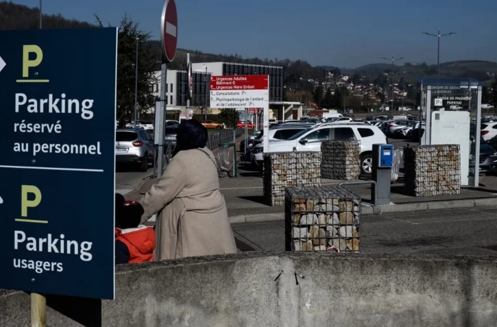 Image d'illustration du parking d'un hôpital situé à Saint-Etienne. (JEAN-PHILIPPE KSIAZEK / AFP)