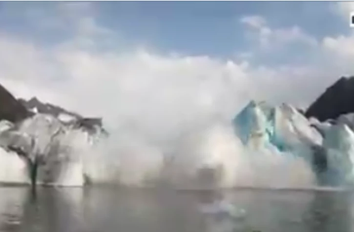 Deux kayakistes filment l'effondrement d'un glacier