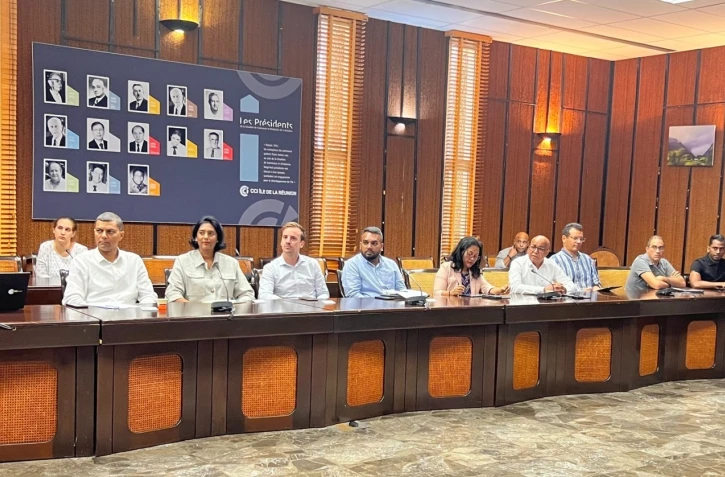   Catégories  Thèmes  Médias  Widgets  Régie publicitaire  Commentaires  Annonces légales  Pushs  Gestion des lives Imaz Press Réunion › Médias › Lier des médias au reportage CCIR : une conférence-débat "Résilience Océan Indien" organisée 