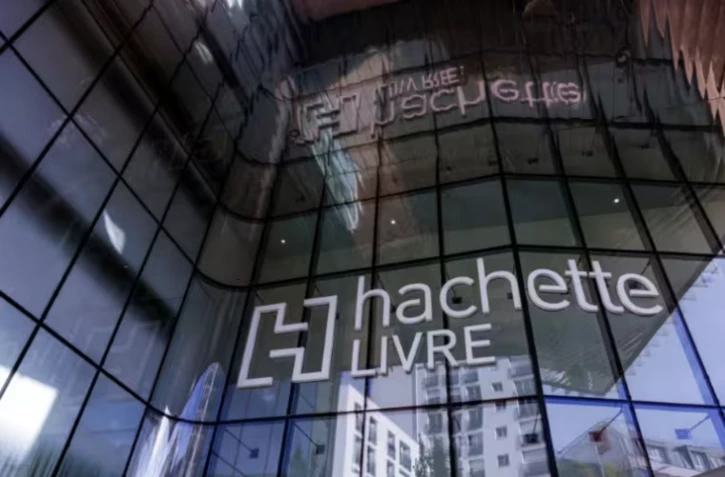 Le groupe d'édition Hachette a rappelé mercredi trois manuels de révision parascolaires qui qualifient de "colons juifs" les victimes de l'attaque du 7-octobre 2023 en Israël, une "falsification des faits" dénoncée par Emmanuel Macron et les organisations juives ( AFP / JOEL SAGET )