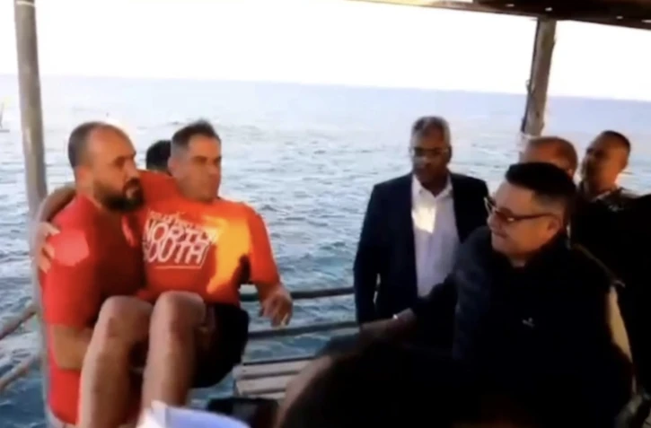 Image tirée d'une vidéo du bureau du gouverneur égyptien de la mer Rouge le 25 novembre 2024, montre des secouristes aidant des touristes et des membres d'équipage après le chavirage d'un bateau de plongée ( Red Sea governor’s office / - )