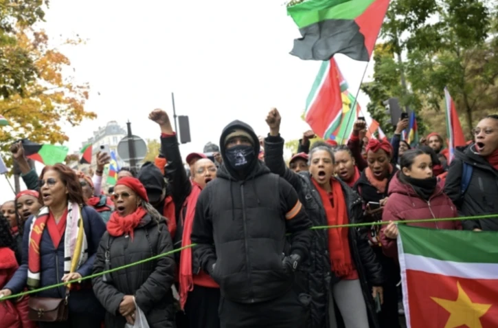 Une manifestation appelée par la diaspora française d'outre-mer contre le coût de la vie élevé, sur la place Denfert-Rochereau à Paris le 10 novembre 2024 ( AFP / Bertrand GUAY )