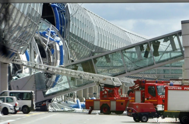 Des pompiers lors de l'effondrement du terminal E2, qui a fait 4 morts, de l'aéroport Roissy-Charles de Gaulle, le 23 mai 2004 près de Paris 