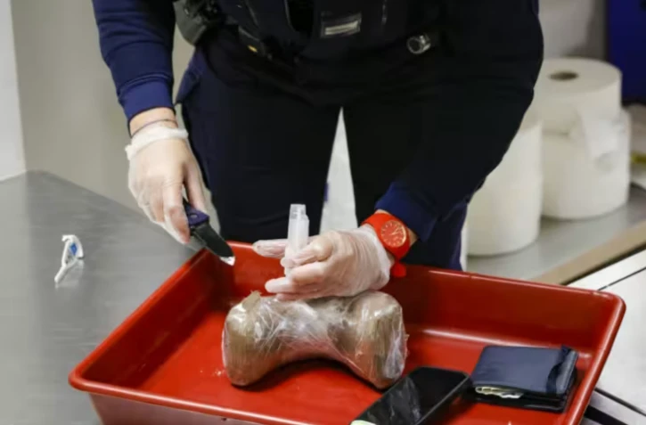 Un douanier contrôle un paquet de cocaïne à l'aéroport d'Orly, au sud de Paris, le 7 novembre 2022 ( AFP / Geoffroy Van der Hasselt )