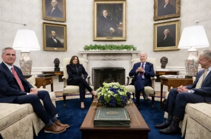 Le président américain Joe Biden (deuxième en partant de la droite) et le patron républicain de la Chambre des représentants Kevin McCarthy (premier en partant de la gauche), avec la vice-présidente Kamala Harris et le chef de file des démocrates au Sénat Chuck Schumer, le 16 mai 2023 à la Maison Blanche ( AFP / SAUL LOEB )