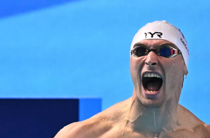  Le Français Maxime Grousset célèbre son titre sur 100 m papillon aux Mondiaux de natation de Singapour, le 2 août 2025 © MANAN VATSYAYANA / AFP 