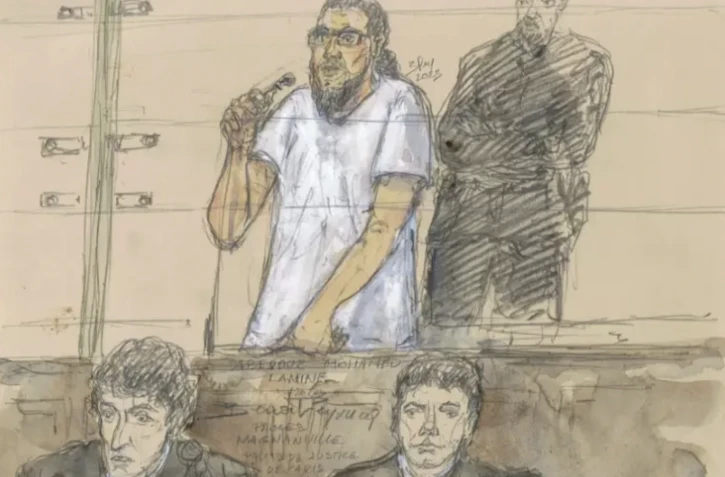 Croquis d'audience de Mohamed Lamine Aberouz (en blanc), au deuxième jour du procès de l'attentat de Magnanville, le 25 septembre 2023 au palais de justice de Paris ( AFP / Benoit PEYRUCQ )