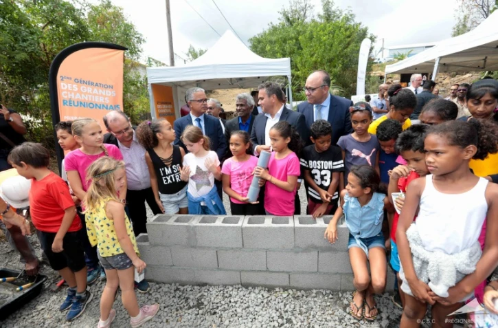 Pose de première pierre de l'école Bellemène