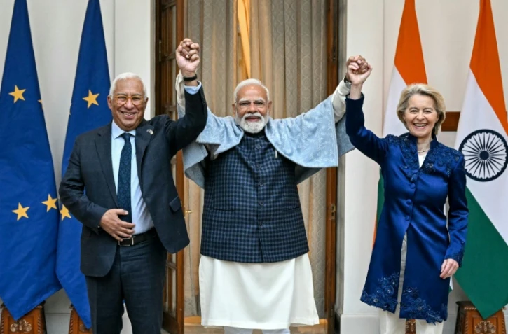 Le Premier ministre indien Narendra Modi, au centre, avec à sa gauche le président du Conseil européen Antonio Costa et à sa droite la présidente de la Commission européenne Ursula von der Leyen, à New Delhi, le 26 janvier 2026