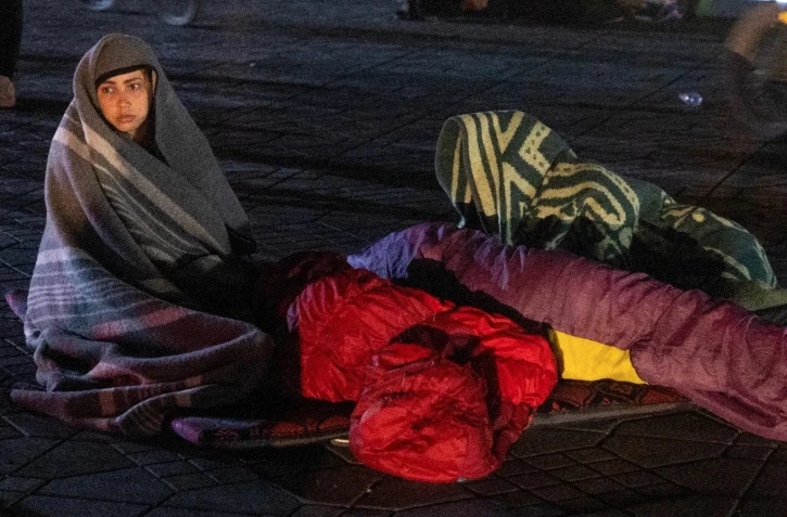 Des habitants de Marrakech passent la nuit dehors après un violent séisme, le 9 septembre 2023