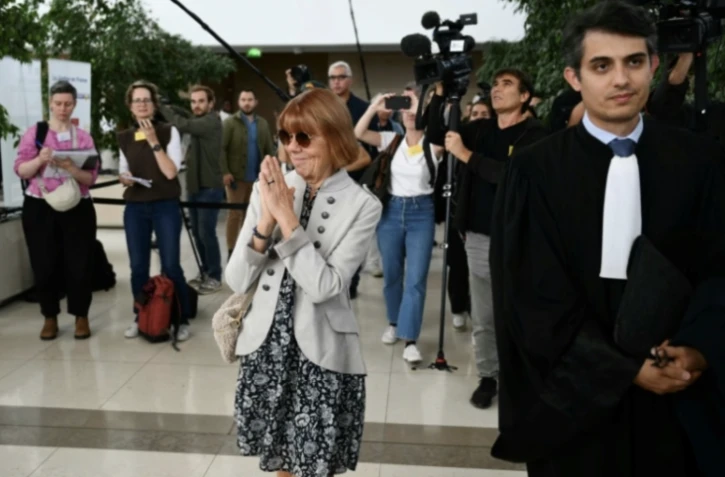 Gisèle Pelicot en compagnie d'une de ses avocats Stéphane Babonneau au tribunal d'Avignon le 17 septembre 2024 ( AFP / Christophe SIMON )
