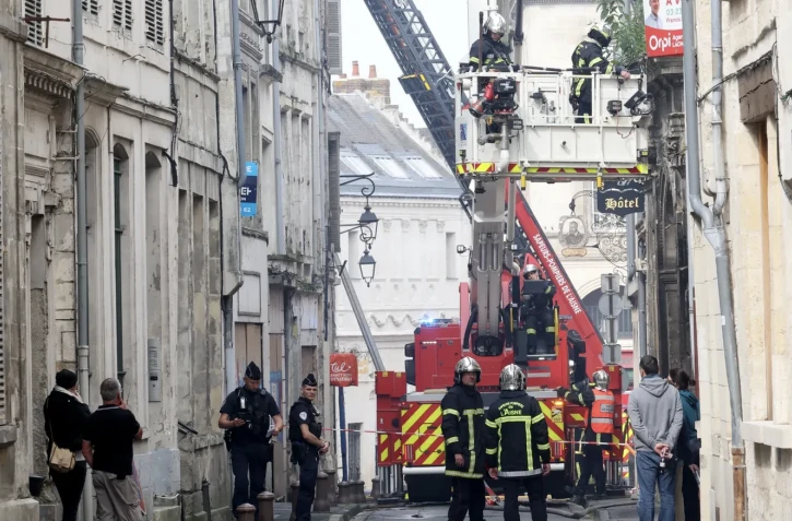 Deux pompiers ont disparu après l'effondrement partiel d'un immeuble en proie aux flammes lundi 9 juin 2025 dans l'Aisne. - Francois LO PRESTI / AFP