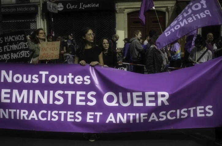 Une banderole du collectif #Noustoutes lors d'une manifestation à Paris, le 22 mars 2025. (FLORE GASTAL / HANS LUCAS / AFP)