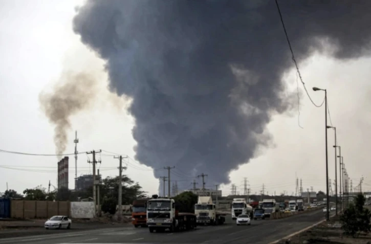 Un épais nuage de fumée s'élève du port Shahid Rajaï où une puissante explosion a fait plus de 500 blessés, le 26 avril 2025 dans le sud de l'Iran ( IRNA / Mohammad Rasole MORADI )