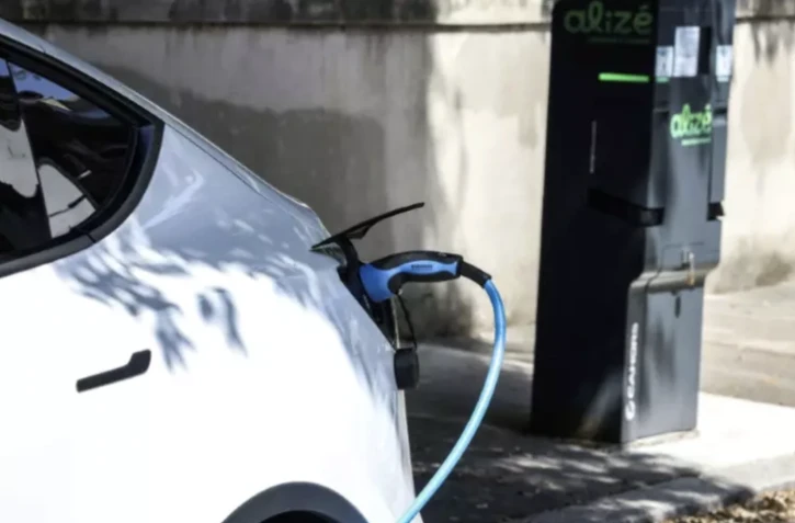 L'Etat a décidé de mettre fin à l'édition 2024 du "leasing social", dispositif permettant aux moins aisés d'accéder à une voiture électrique pour 100 euros par mois ( AFP / CHARLY TRIBALLEAU )