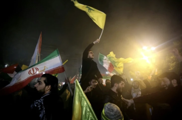Des manifestants célèbrent l'attaque iranienne contre Israël, le 1er octobre 2024 devant l'ambassade britannique à Téhéran ( AFP / ATTA KENARE )
