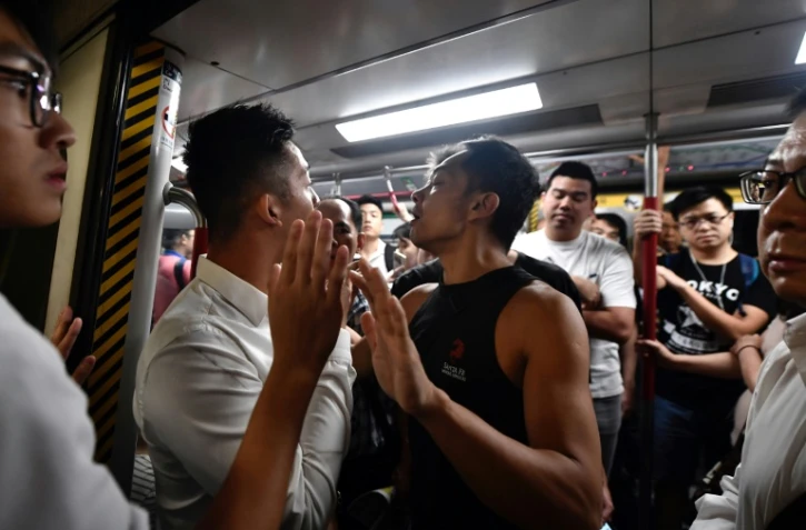Des manifestants essaient de bloquer une rame de métro, le 5 août 2019 à Hong Kong
