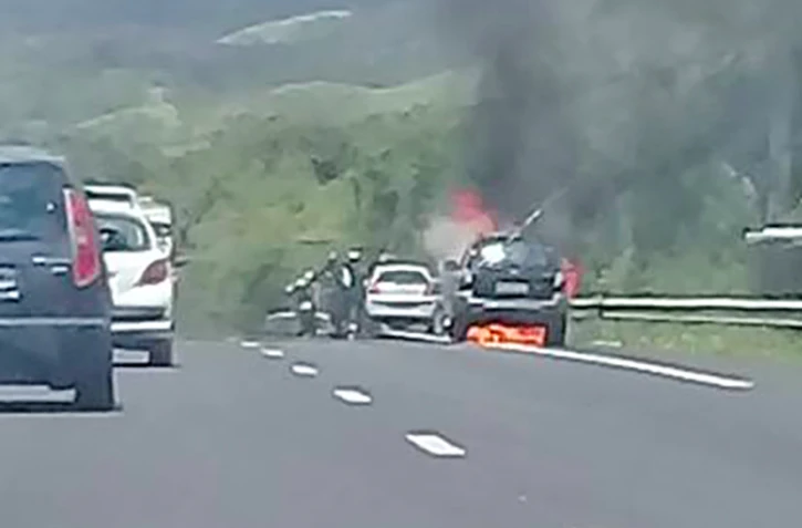 Voiture en feu bras panon
